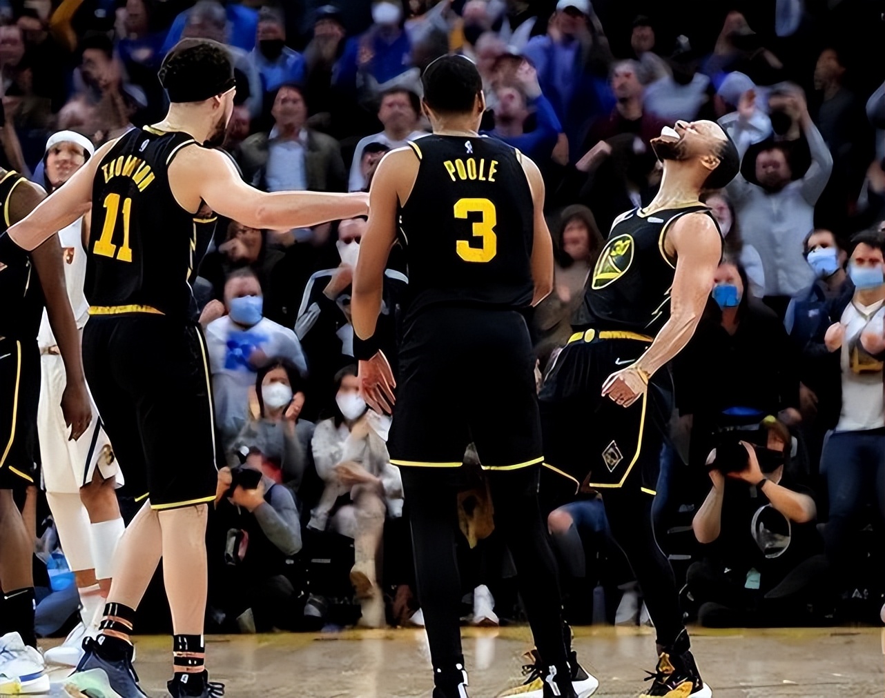 开云平台-金州勇士迎英超关键赛，集结日临场应变，赛场秩序良好，临场指挥获称赞(临场应变技巧)